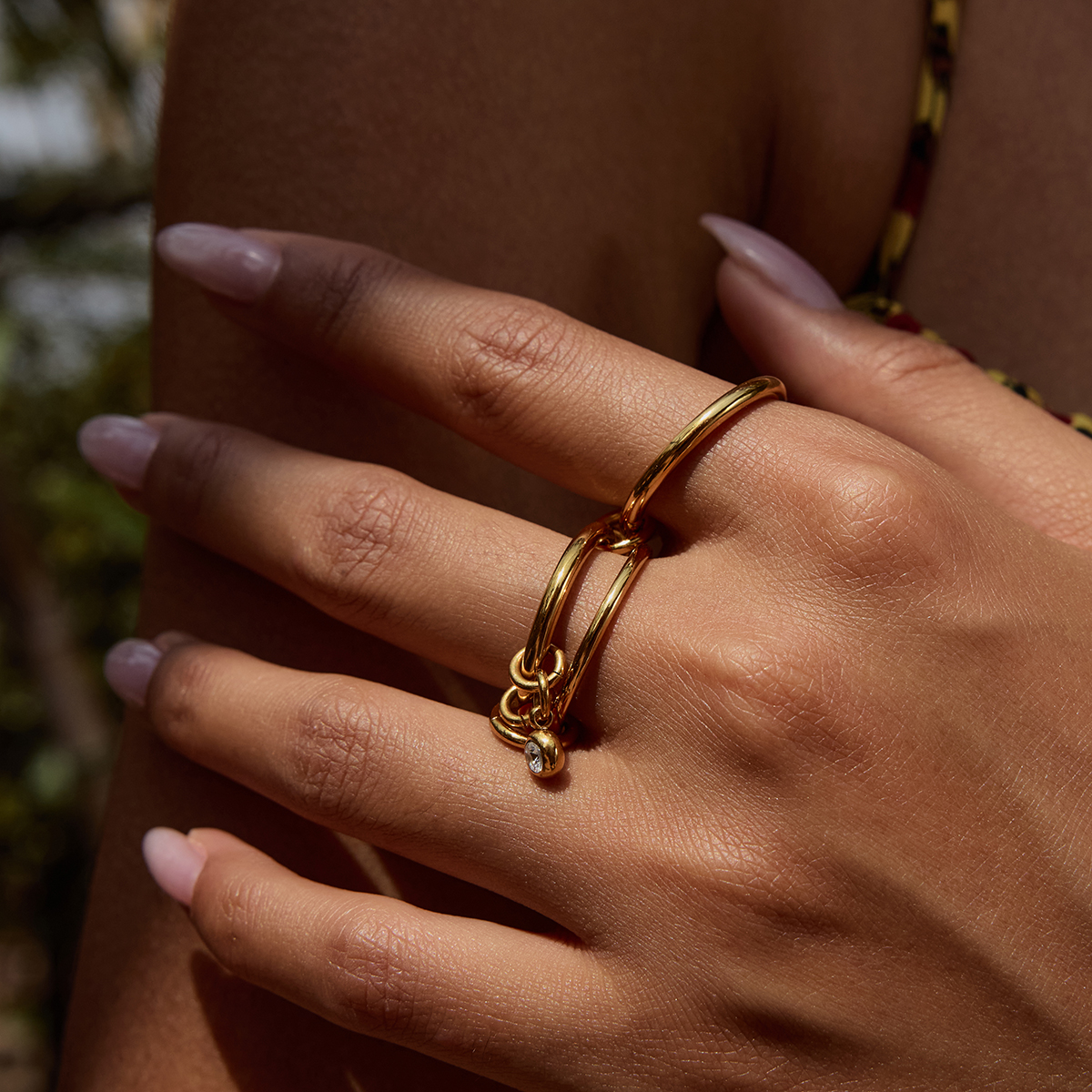 Zlatý prsten ELENYS Aria – lesklé linie a minimalistický styl